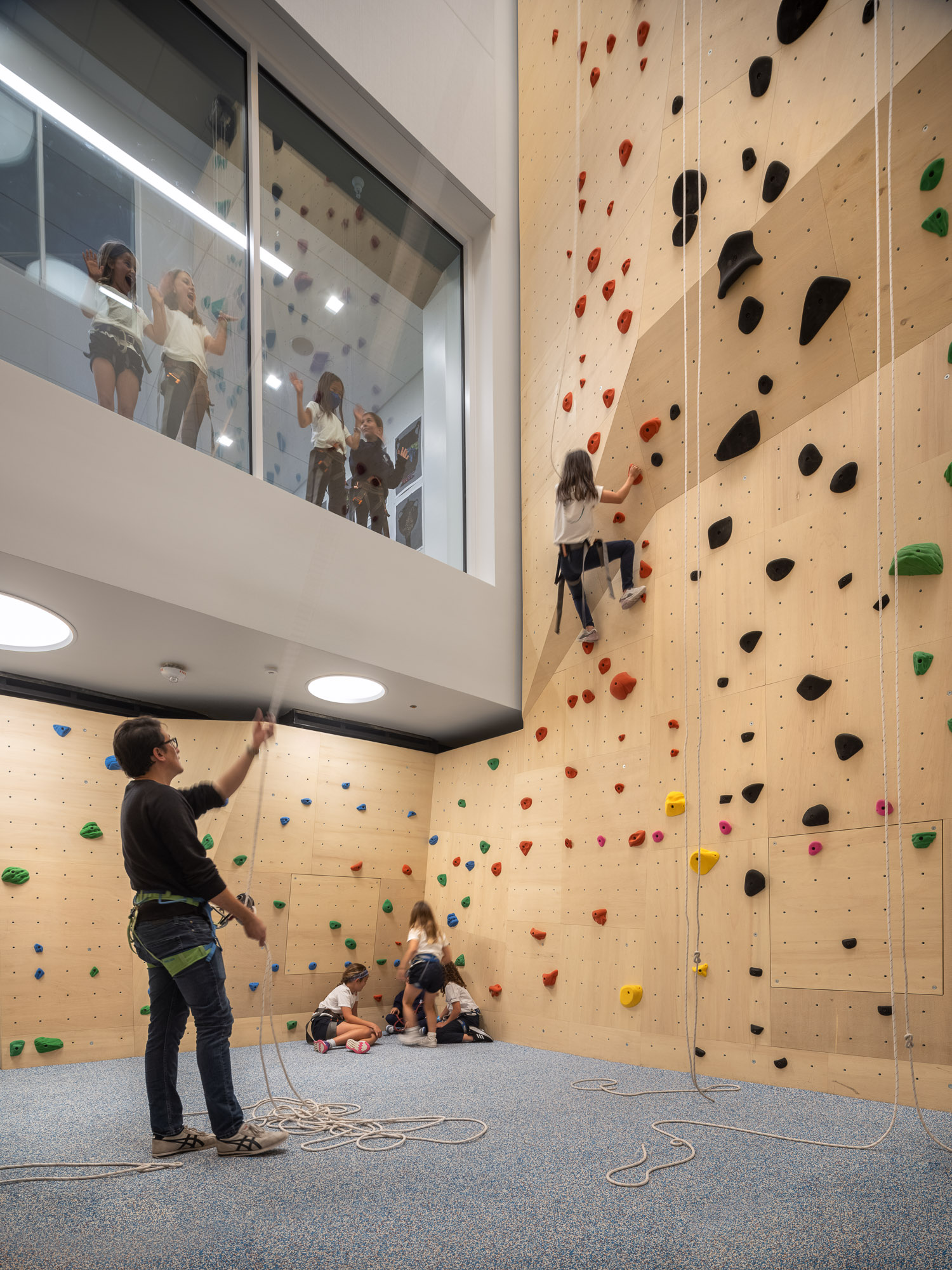 The Hamlin School, San Francisco, California ©Mike Kelley. A new climbing wall is one of the student’s favorite athletic activities.