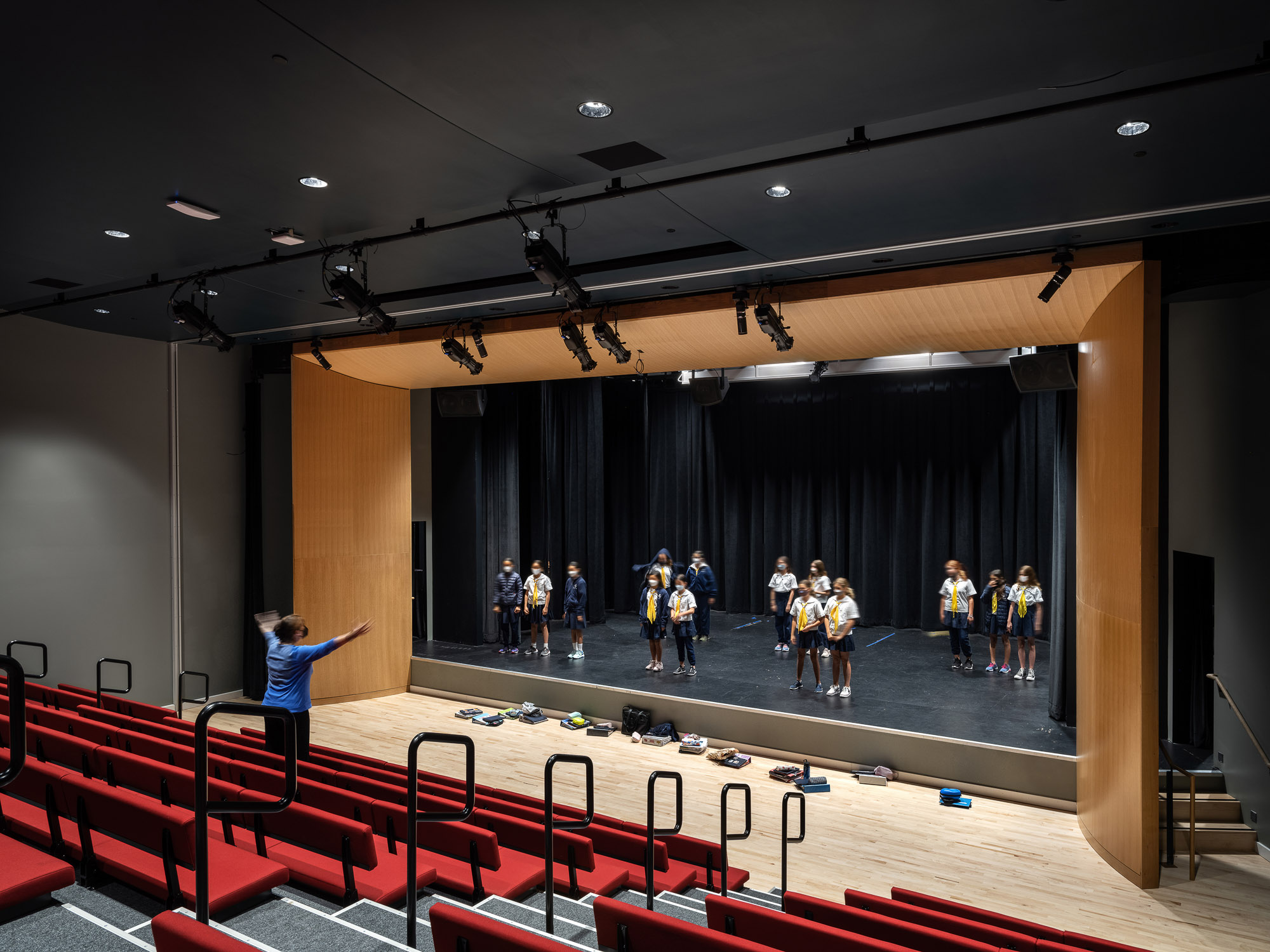 The Hamlin School, San Francisco, California ©Mike Kelley. The telescopic seating unit, with benches for flexibility, provides excellent sightlines to the raised stage during performances.