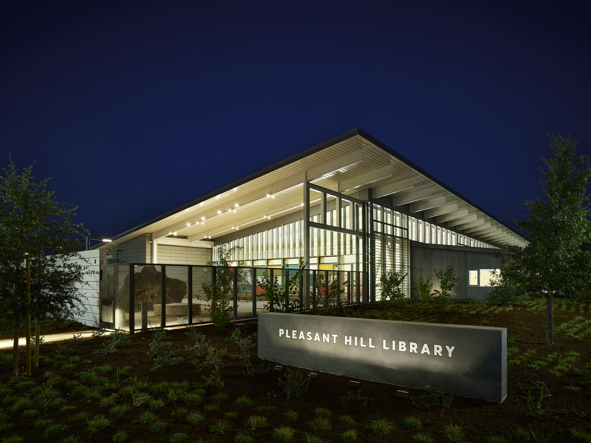 Pleasant Hill Library, Pleasant Hill, California. The outdoor activity yard and children’s play area can be used day and night. © Matthew Millman