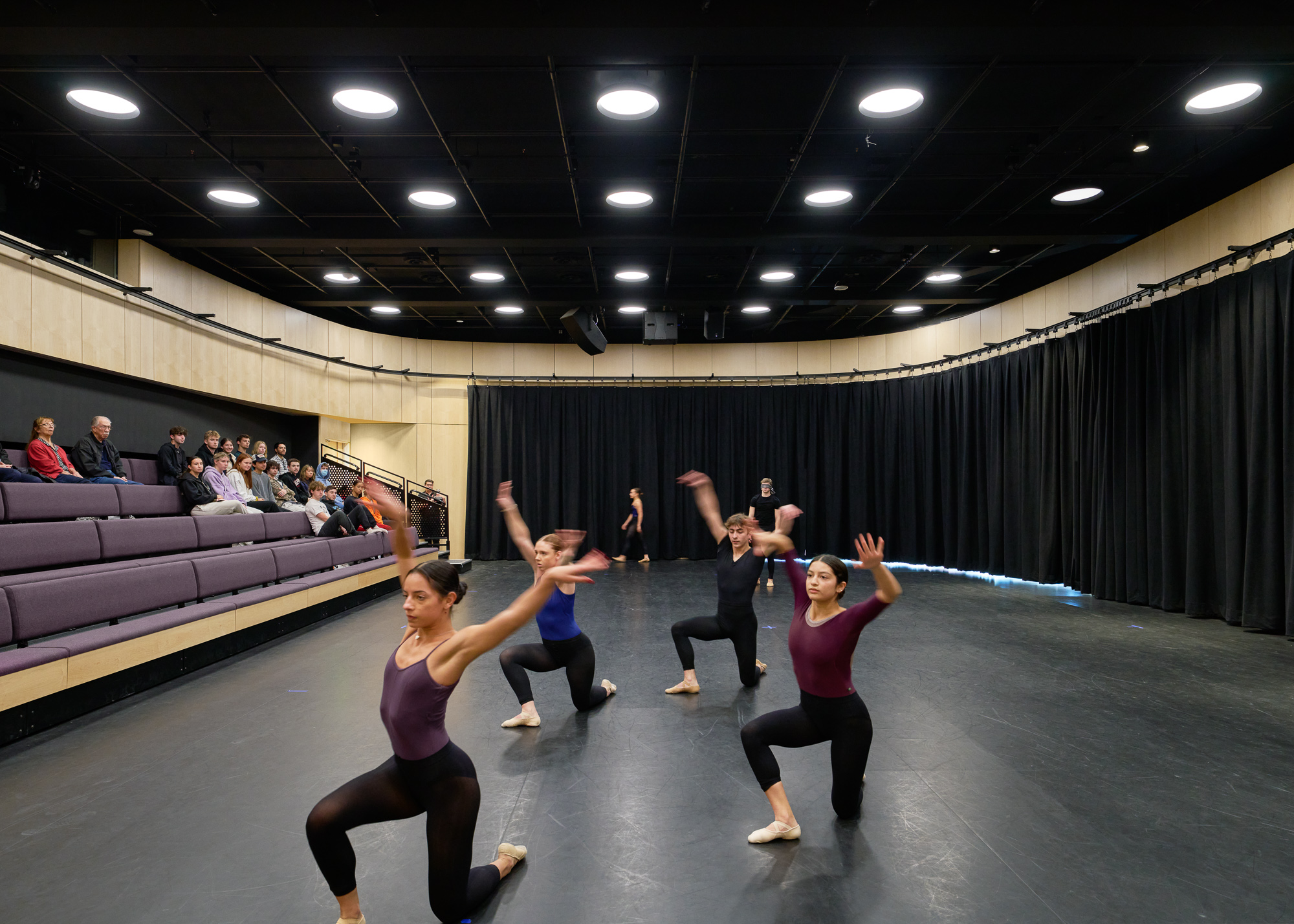 The main performance studio stands out for its theatrical systems and architectural lighting, enabling effortless transitions from a studio classroom to a captivating performance venue, ideal for dance. Sandi Simon Center for Dance at Chapman University, Orange, California. © Eric Staudenmaier