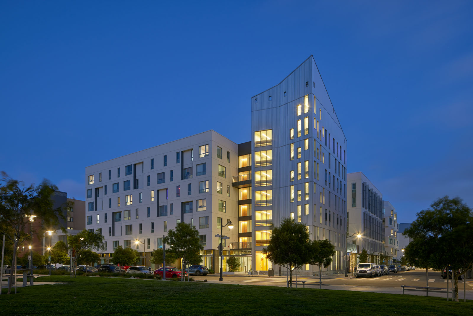 This mid-rise affordable housing project has plenty of room to gather with multiple indoor and outdoor community spaces. Sister Lillian Murphy Community, Mission Bay. San Francisco, California © Bruce Damonte